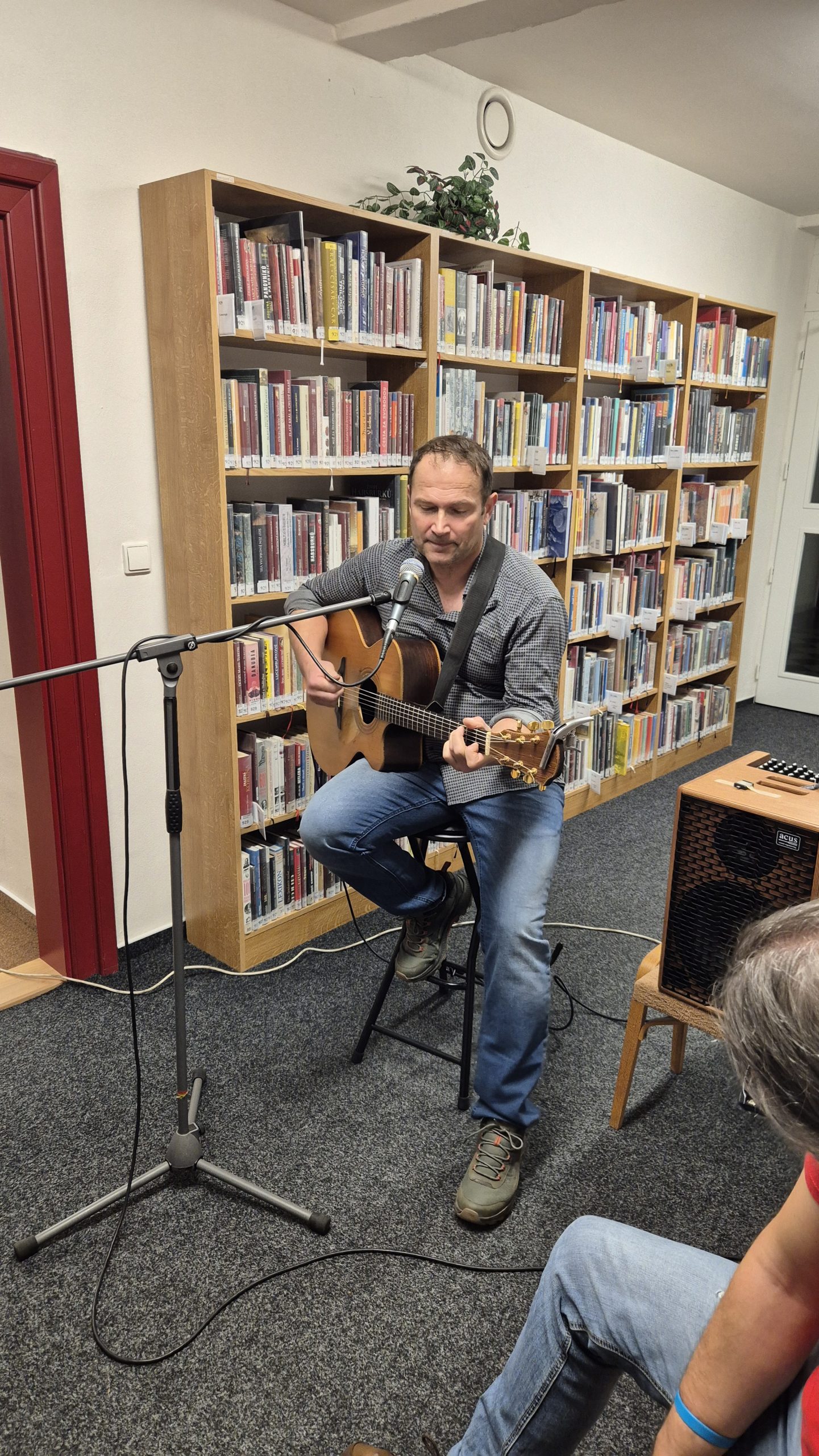 V knihovně proběhla vernisáž Štěpána Mikulky